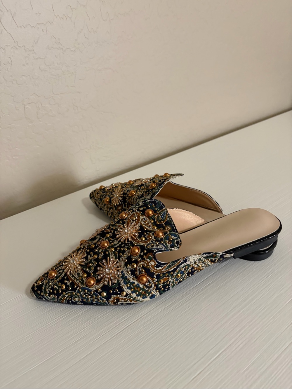 ✨⚜️NWOT ⚜️🌙Chic Embellished Pointed Toe Slip-On Mules with Gold Hardware ⚜️✨ - Picture 5 of 10